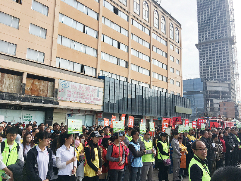 2017年3月5日，是我國第54個學(xué)雷鋒紀(jì)念日。3月份的春天萬物復(fù)蘇，百花齊放。陽光透過淡薄的云層照耀著大地，它的萬道金光愉快地普照著萬物。春風(fēng)拂面,是那么清柔,那么親切,就像是雷鋒的精神一直溫暖著、鼓舞著我們!